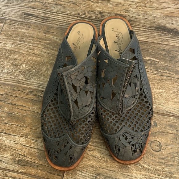 Free People Womens Size 41 Charcoal Leather Paramount Slip-On Laser Cut Mule - Picture 3 of 5